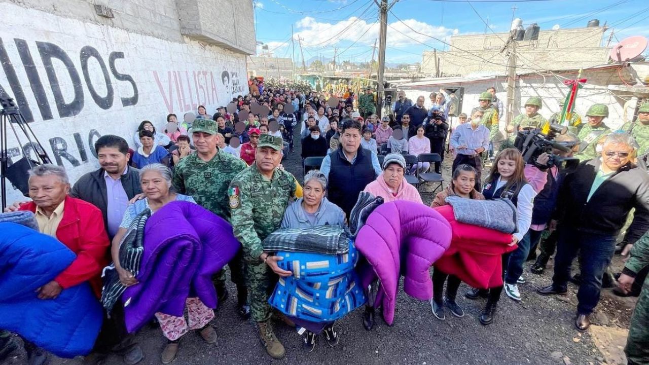 Familias vulnerables de Iztapalapa reciben apoyos por temporada invernal