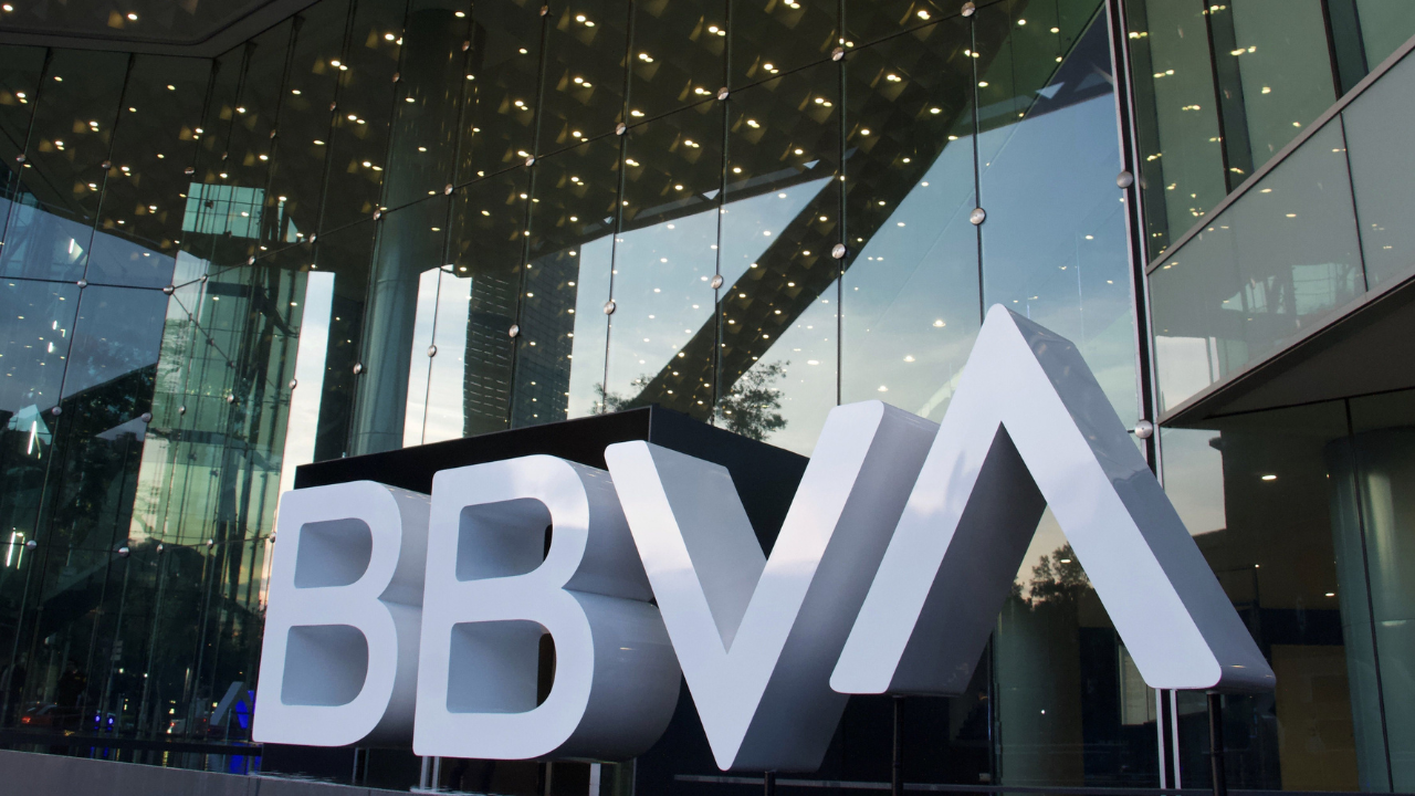 Joven acusa presunta discriminación por parte de BBVA tras negarle abrir una cuenta en dicho banco por su identidad de género