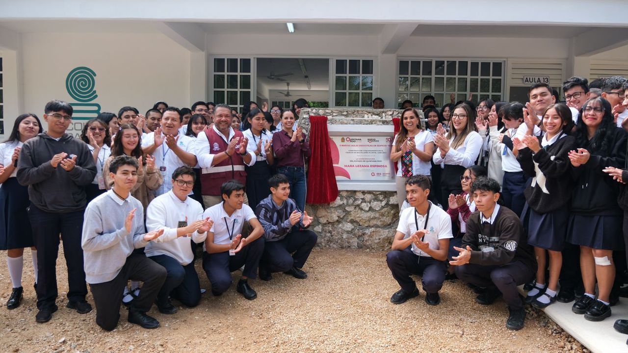 Entrega Mara Lezama 5 aulas al Bachilleres de Cancún