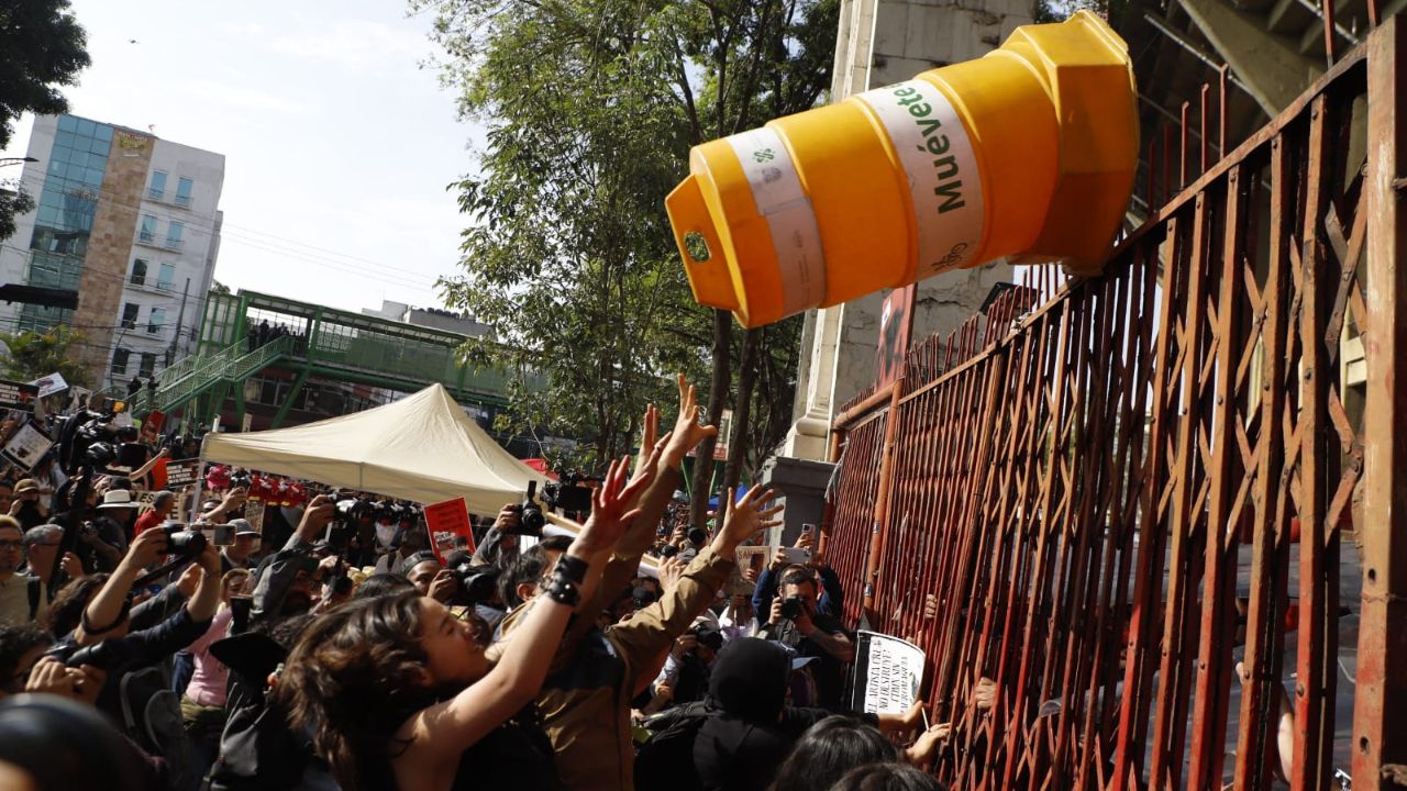 Se confrontan animalistas con taurinos y policías en las afueras de la Plaza México