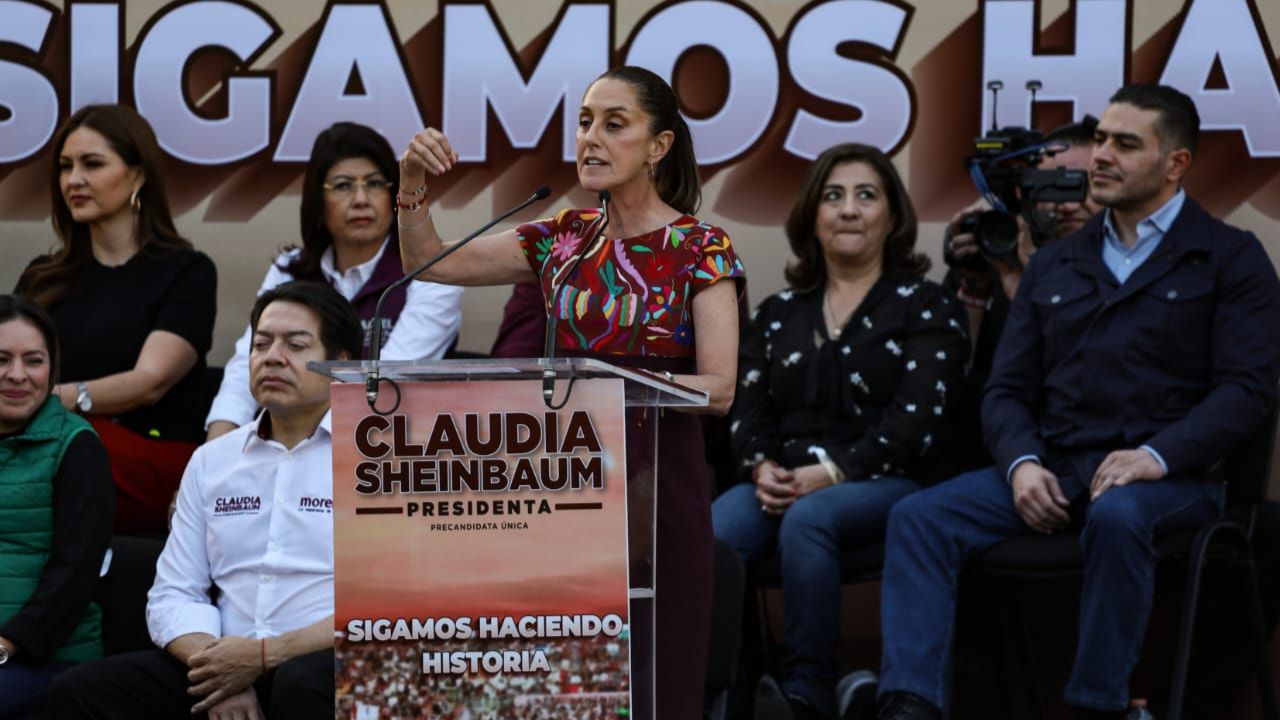 Sheinbaum ante cientos de simpatizantes y militantes de Morena en el Monumento a la Revolución