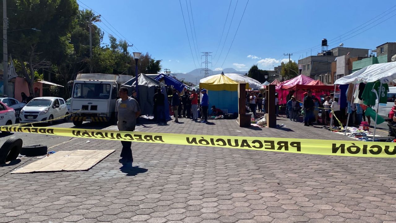 Balean a familia comerciante en tianguis de Iztapalapa; muere el padre