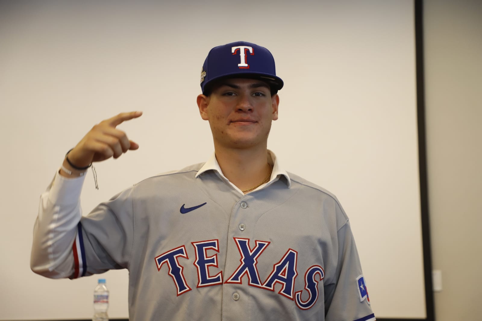 Angel Arredondo, joven pelotero mexicano, firmó con los Texas Rangers, para integrarse a los trabajos dentro del programa de prospectos a Grandes Ligas.