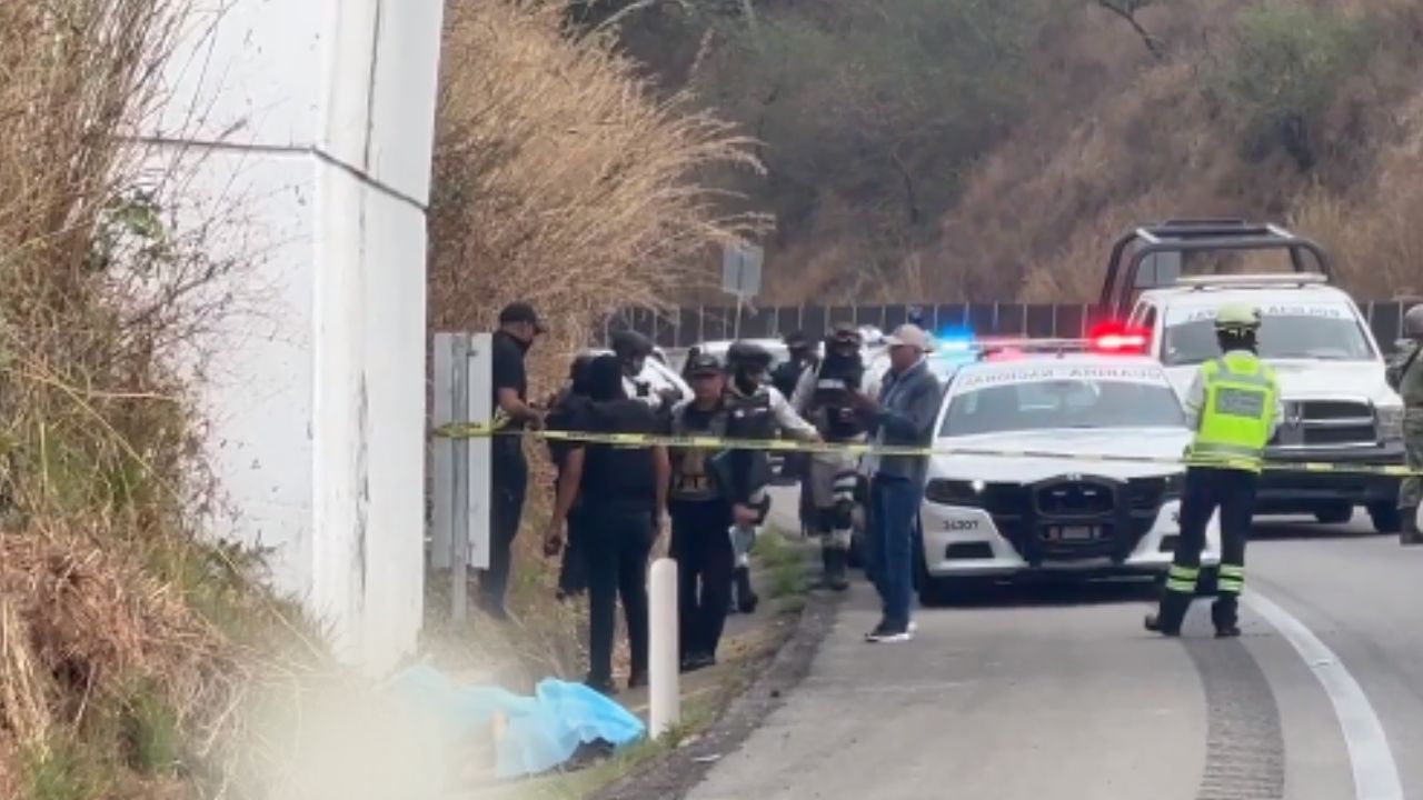 Foto:Captura de pantalla|Hallan los cuerpos de 4 hombres en la Autopista del Sol, Chilpancingo