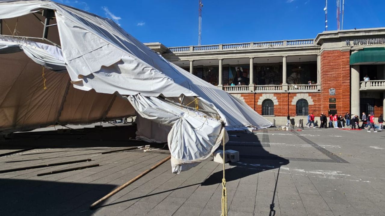 Tlalnepantla atendió de manera oportuna la caída de estructuras metálicas tipo carpas, luego de que ráfagas de viento pegaron en el municipio