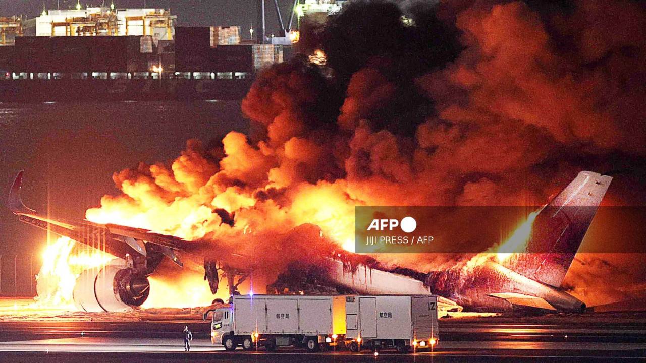 La Japan Airlines reveló que el avión que colisionó con una aeronave de la guardia costera había recibido la autorización para aterrizar