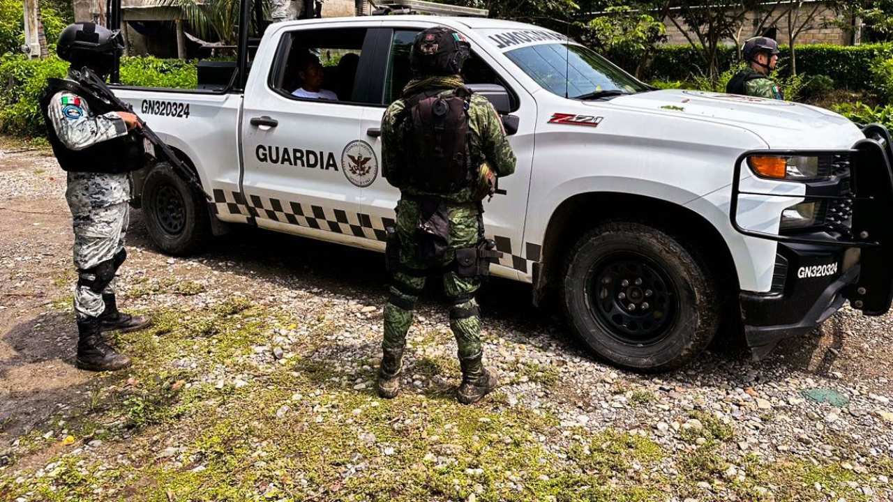 Detienen a 5 elementos de la Guardia Nacional por tener armas y dinero en efectivo al interior de un cuartel en Jalisco