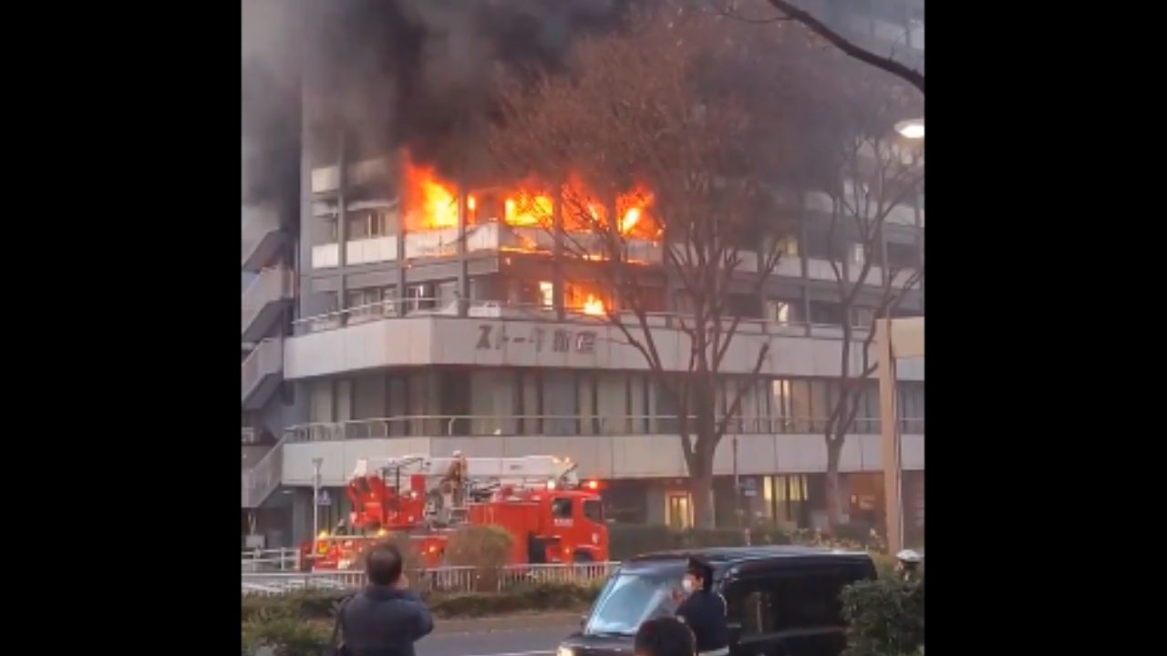 Incendio en un edificio de 12 pisos en el distrito de Nishi-Shinjuku deja al menos 7 heridos