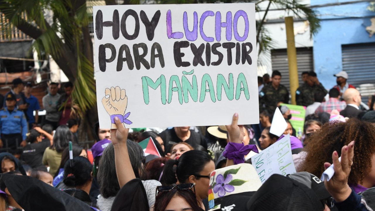 Vestidas de negro en señal de luto, unas 300 mujeres marcharon este jueves en Honduras para protestar por el aumento en los feminicidios