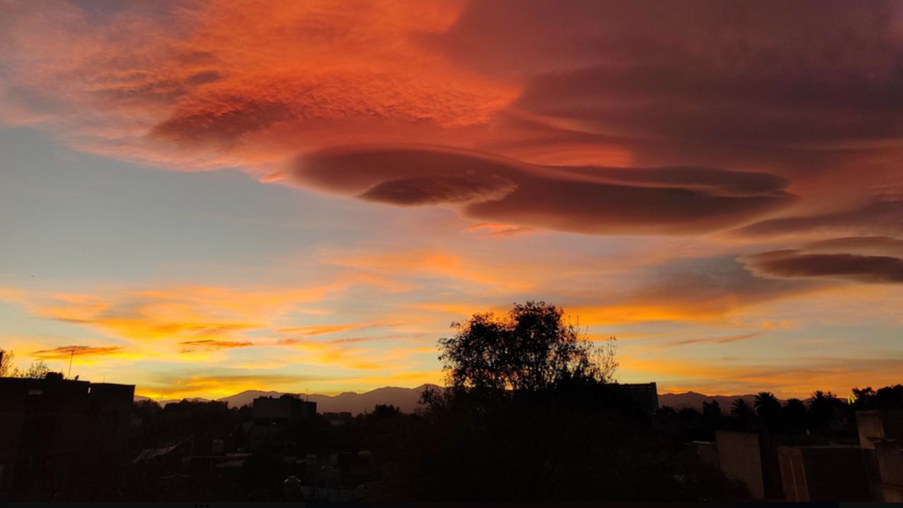 Este miércoles el cielo se pintó con tonalidades rojizas, naranjas, amarillas y rosas y se presenciaron extrañas nubes