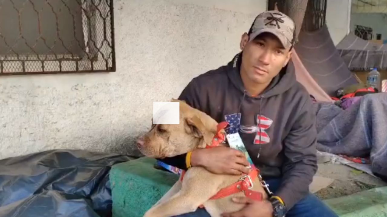 Foto:Captura de pantalla|Policías golpean a un perro tras no dejarlo subir con su dueño a un tren que iba a EU