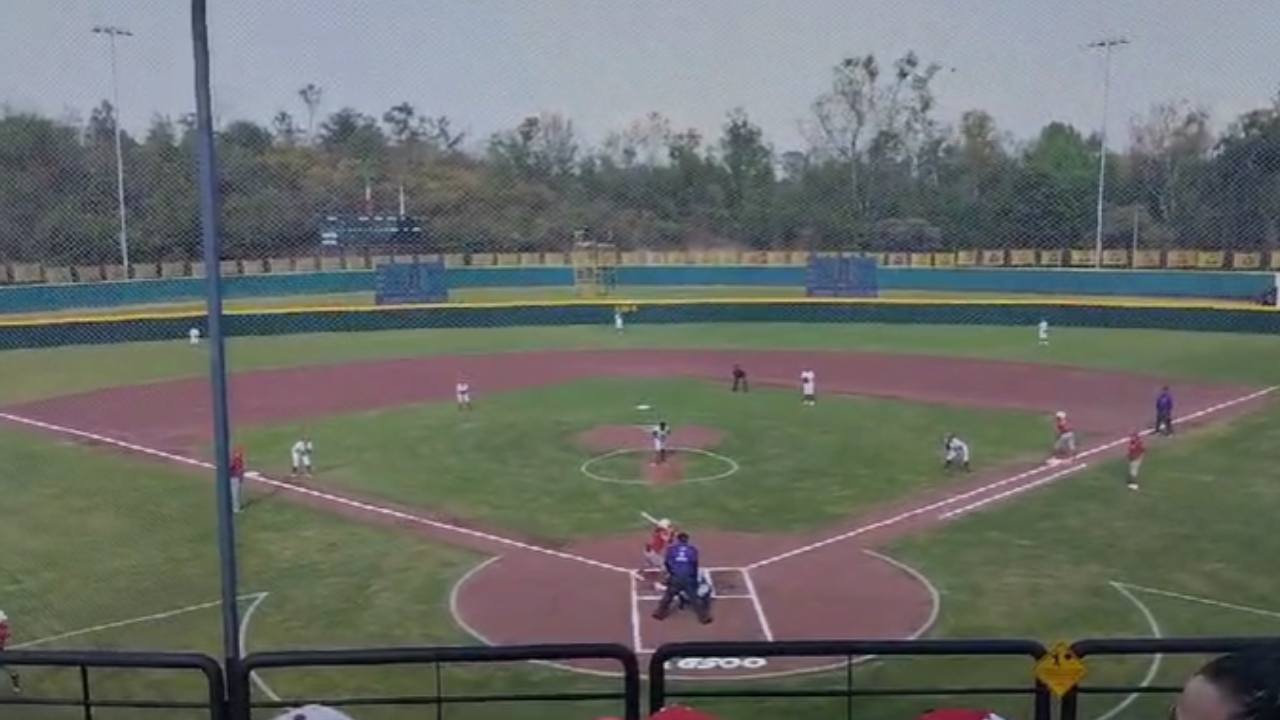 Los Diablos Rojos del México tuvieron su primer partido como locales en la Liga Mexicana de Softbol, ante El Águila de Veracruz.