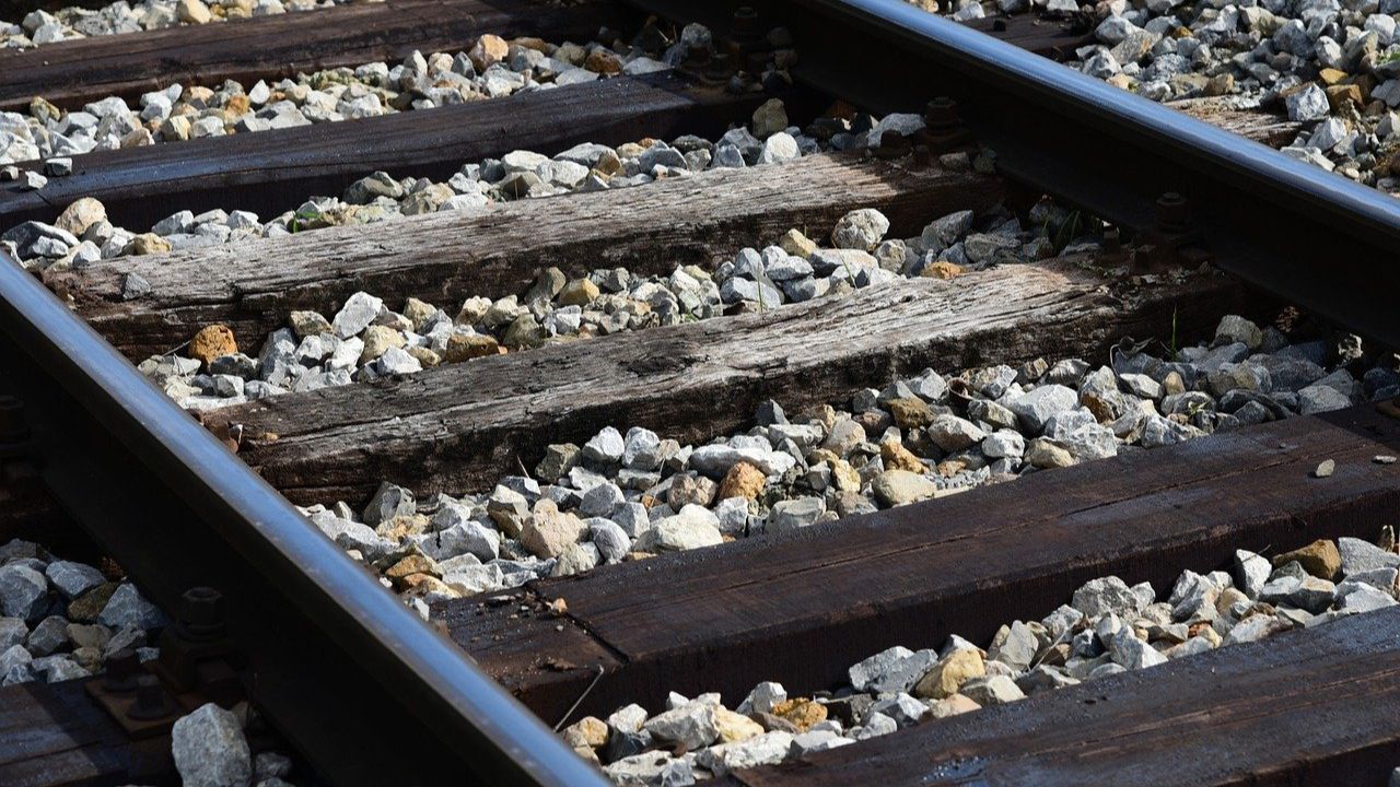 Foto:Pixabay|Muere bebé tras caer de tren; se resbaló de los brazos de su mamá