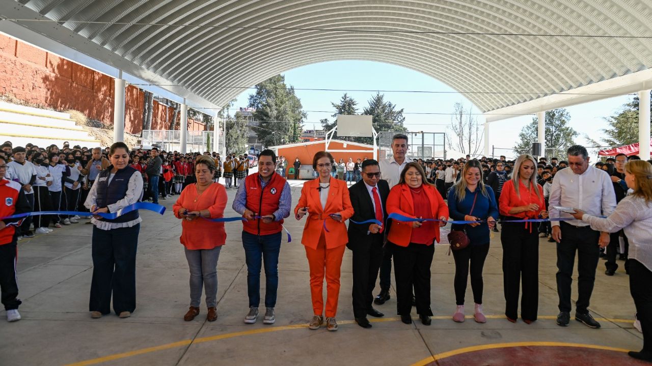 Entrega Angélica Moya arcotecho en secundaria