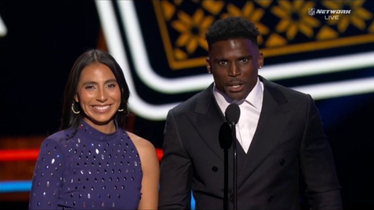 Diana Flores entrega reconocimiento en los NFL Honors