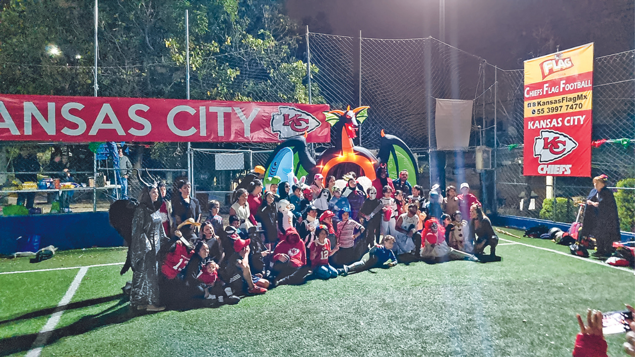 Bajo la aprobación de NFL y el equipo de Kansas City, Derheyz Colores estableció una liga en la Ciudad de México que busca generar espacios seguros para practicar el flag football