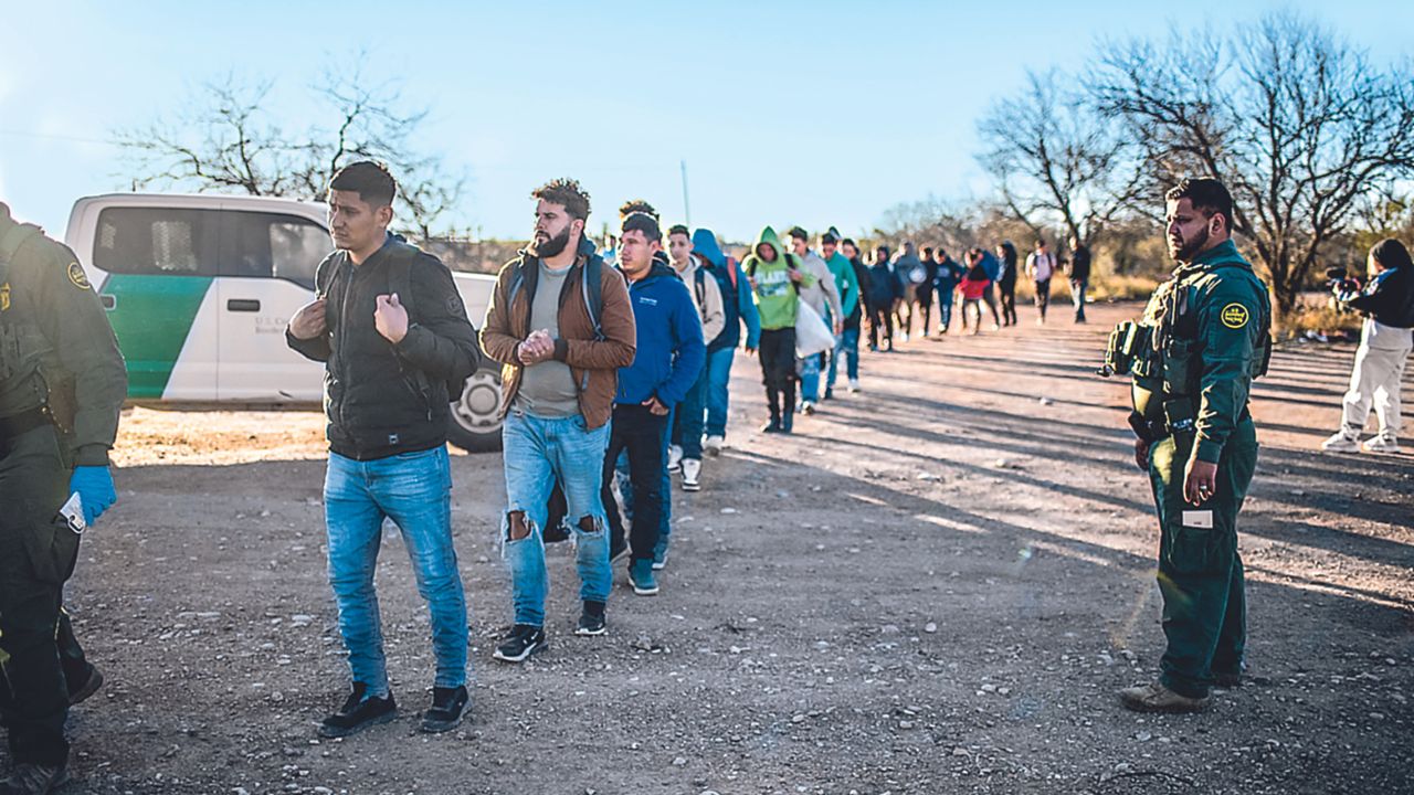 DETENCIONES. Un grupo de migrantes fue procesado por la Patrulla Fronteriza de Estados Unidos por entrar ilegalmente a Eagle Pass a través del río Bravo.