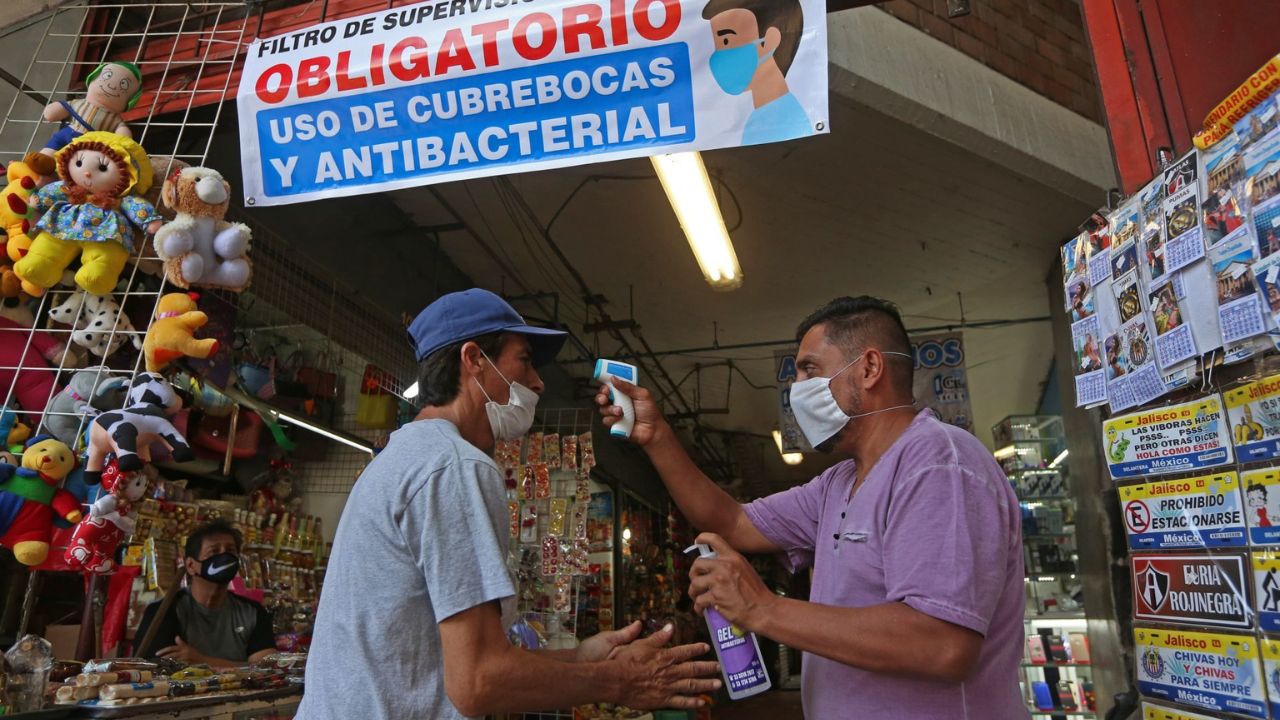 PREVENCIÓN. Se recomienda el uso de cubrebocas en espacios cerrados y transporte público, así como el estornudo de etiqueta y el lavado constante de manos.