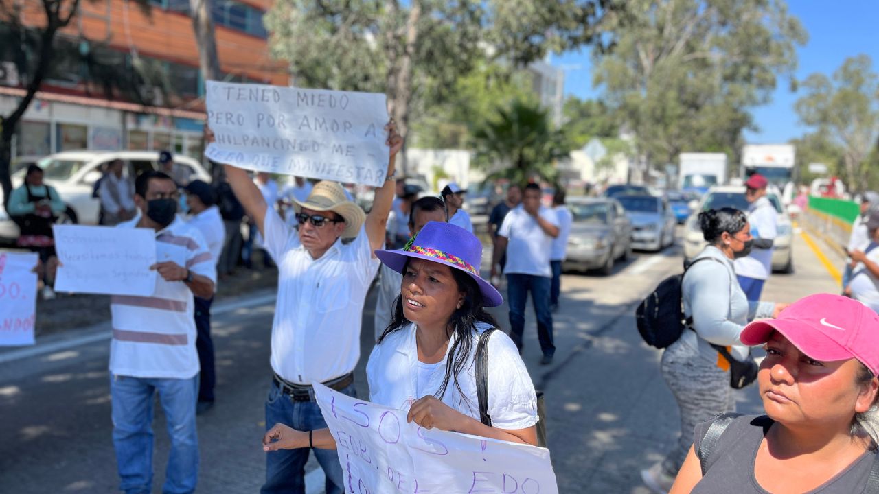 PROTESTA.Decenas de operadores de urban bloquearon la Autopista del Sol para exigir protección y paz.