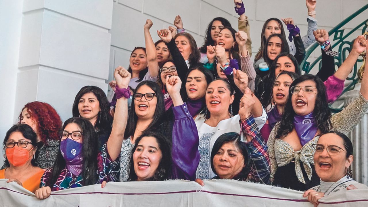 Festejo. La saxofonista María Elena Ríos, víctima de una agresión, celebró con las legisladoras el avance de la normatividad.