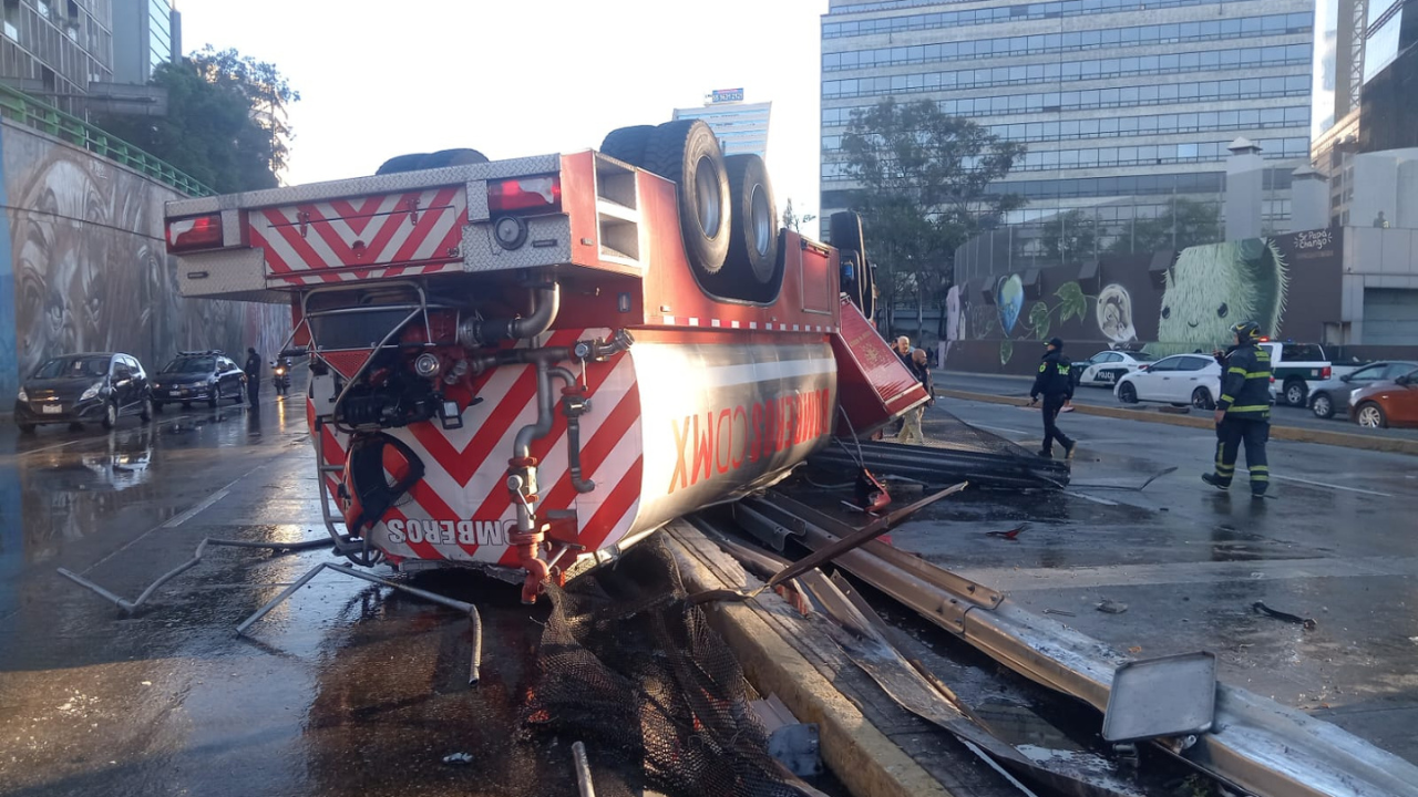 Volcadura camión cisterna de Bomberos