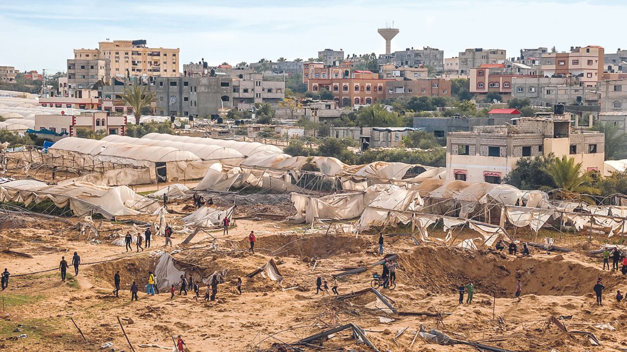 ATAQUES. Habitantes revisaron ayer los daños en los escombros de un edificio en el que había dos rehenes antes de ser rescatados durante una operación en Gaza.