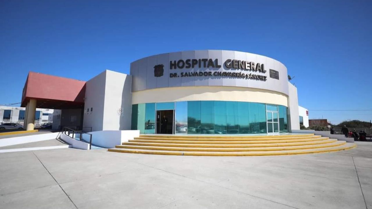 Lanza Manolo Jiménez plan de rehabilitación hospitalaria 24 horas PIE: Coahuila. El gobernador destacó que el mantenimiento en 14 hospitales es para beneficiar a las familias. El gobernador de Coahuila, Manolo Jiménez Salinas, dio el banderazo del programa de rehabilitación hospitalaria, con el objetivo de ofrecer mejor atención a las familias. Desde el Hospital General Salvador Chavarría en Piedras Negras, el mandatario destacó que el plan contempla el mantenimiento preventivo y correctivo de equipo médico, pintura e impermeabilización, así como mantenimiento y rehabilitación de equipo electromecánico de los 14 hospitales generales de todas las regiones. “Arrancamos el gran programa de rehabilitación y mantenimiento de equipamiento médico e infraestructura de los 14 hospitales generales de todas las regiones de Coahuila con una inversión de 100 millones de pesos. Vamos a seguir chambeando para dar un mejor servicio de salud a las y los coahuilenses”, resaltó. Agregó que, al ser Coahuila el estado con mayor formalidad en empleos en el país, se está trabajando junto con el Instituto Mexicano del Seguro Social para fortalecer la infraestructura hospitalaria en el estado, al mismo tiempo de continuar fortaleciendo el sistema de salud del estado para quienes no cuentan con seguridad social. “Todos los hospitales de nuestro estado que dependen de nosotros requieren mantenimiento, pintura, impermeabilización, el tema de los aires acondicionados, que son fundamentales y el equipamiento”, expresó Manolo Jiménez Salinas. Detalló que con estas acciones se detona un gran programa donde se destinarán 40 millones de pesos en mantenimiento de equipo médico; 35 millones en infraestructura e impermeabilización; y 25 millones de pesos en infraestructura general. Recordó que también se impulsa el mantenimiento de los 133 centros de salud de las diferentes regiones ubicados en las colonias y barrios, desde donde se contará con el sistema de telemedicina, para que la población no tenga necesidad de desplazarse en busca de atención especializada.