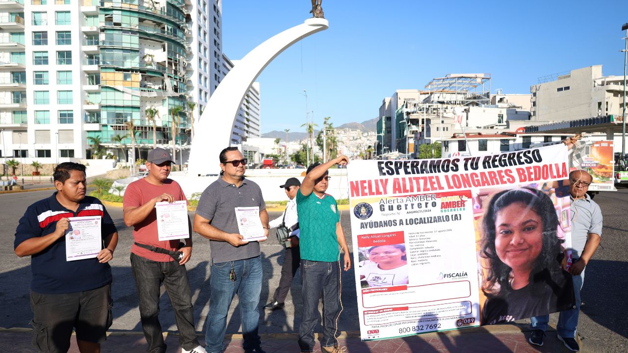 LOCALIZADA. La Fiscalía de Guerrero informó que fue hallada con vida Nelly Longares, de 17 años, tras los bloqueos que realizaron familiares en la avenida Costera Miguel Alemán de este puerto.