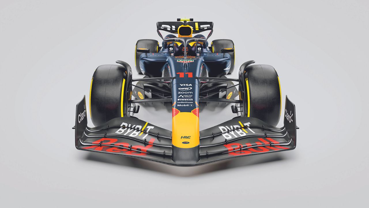 Agresivo. Aunque el auto mostrado en la fábrica de Milton Keynes mantiene la esencia del RB19, según su propio creador Adrian Newey, el auto de 2024 tiene cambios en la cubierta del motor, la falta de Pontones de aire y una suspensión “pull rod”, a falta de que los detalles finales se muestren durante la pretemporada en Bahrein.