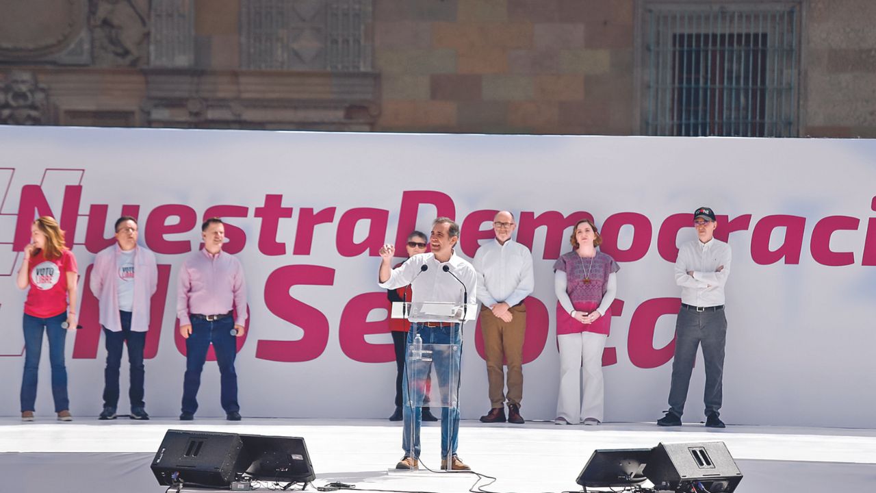 Invitado de honor. El expresidente del INE, Lorenzo Córdova, fue el único orador de la Marcha por la Democracia, donde advirtió diversos riesgos en las reformas impulsadas por el Presidente.