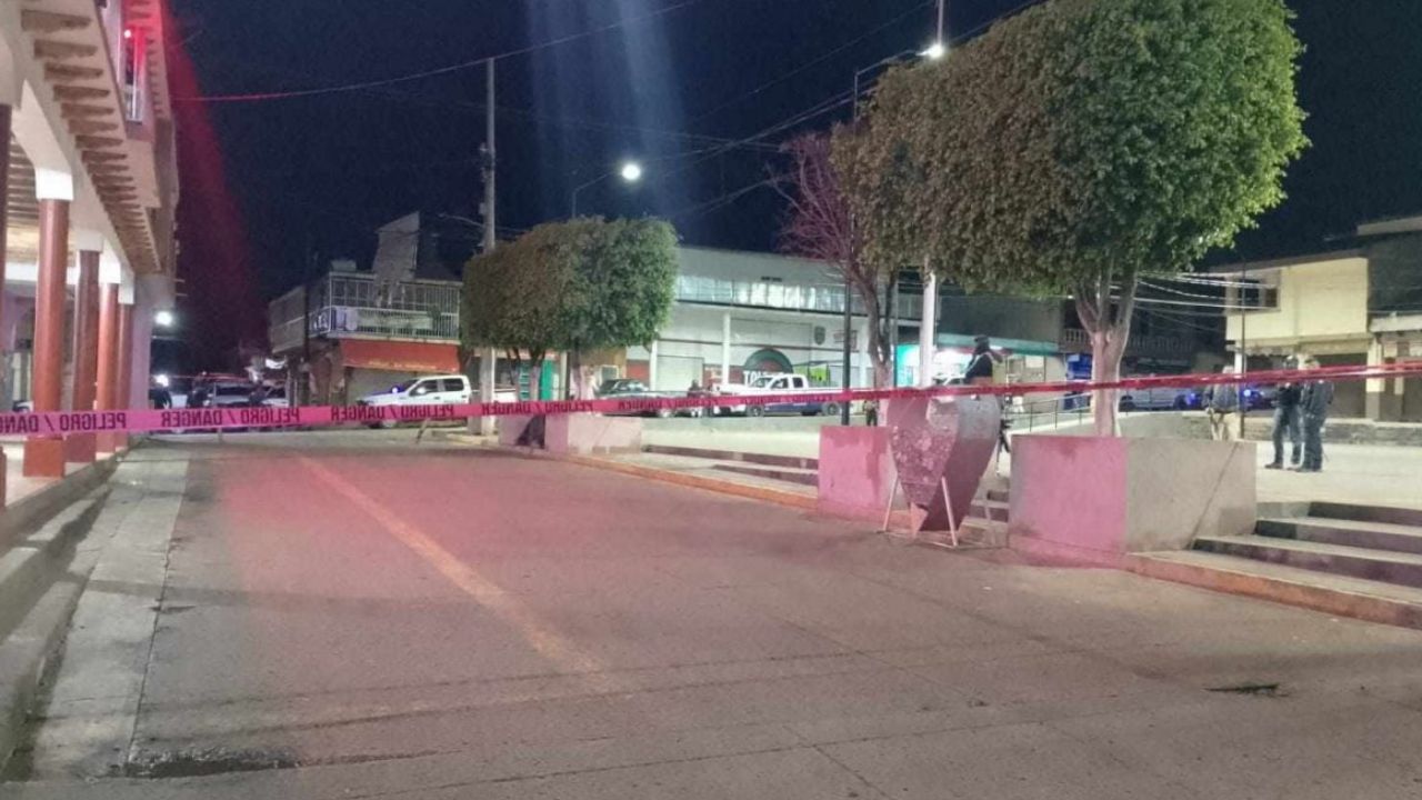 MADRUGADA. Los gatilleros llegaron con pasamontañas y ropa táctica negra en camionetas, según testigos.