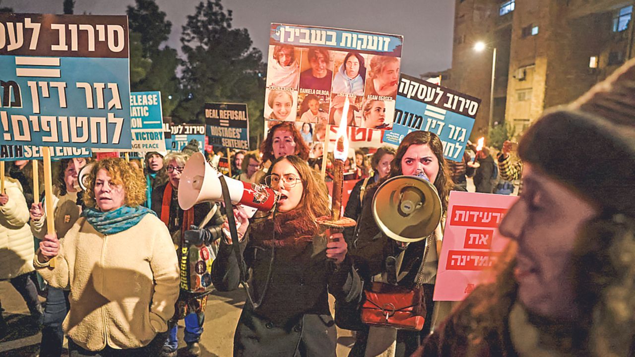 LLAMADO. Familiares de los rehenes israelíes retenidos en la Franja Gaza desde los ataques del 7 de octubre perpetrados por combatientes de Hamás portaron pancartas y corearon ayer consignas pidiendo su liberación en una marcha hacia la residencia de Benjamín Netanyahu en Jerusalén.