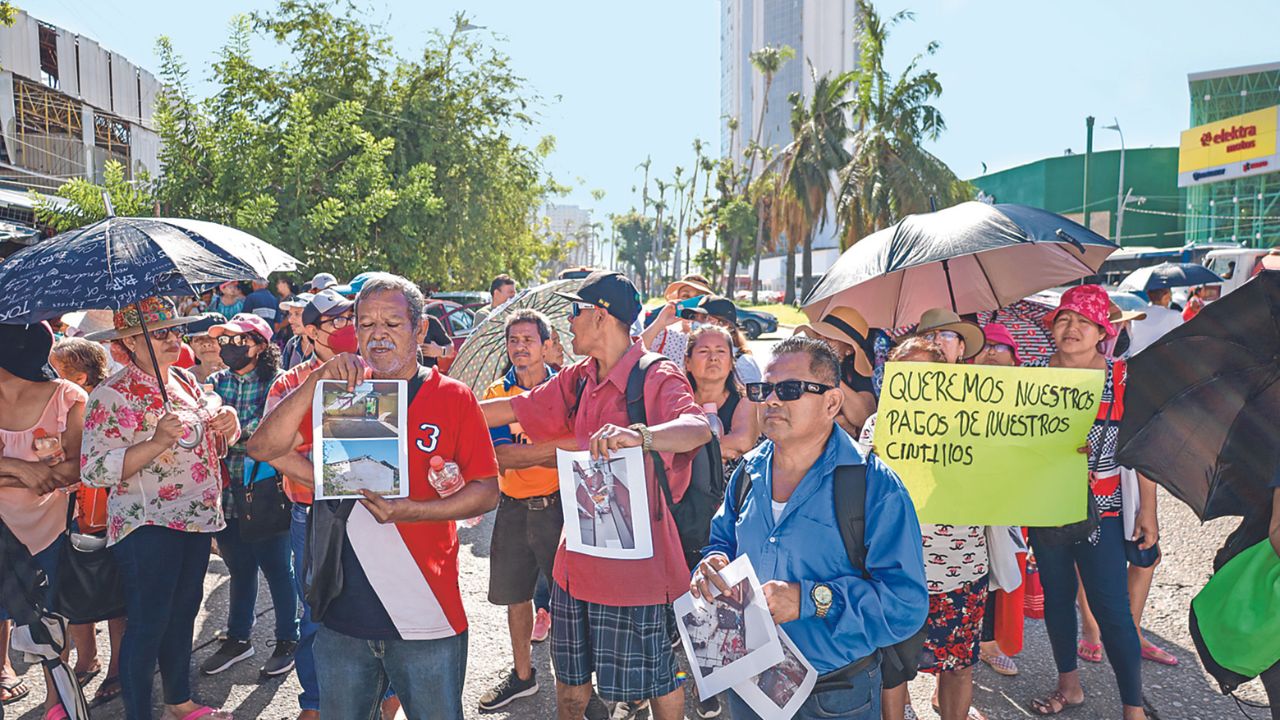 CAOS. La Costera Miguel Alemán fue cerrada por habitantes de Acapulco y Coyuca para exigir los apoyos de la Federación que aún no les entregan.