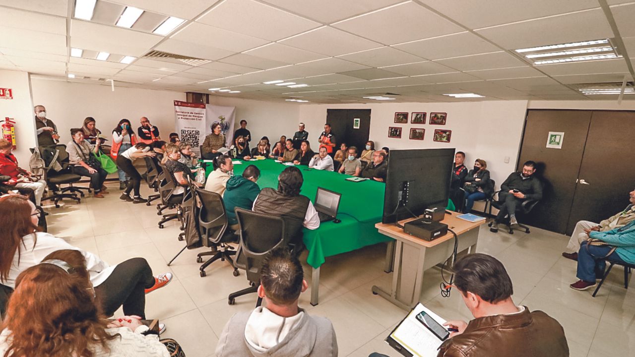 Encuentro. Vecinos de la zona por donde se ubicó la falla geológica expusieron a la titular de Gestión Integral de Riesgos y Protección Civil sus preocupaciones.  