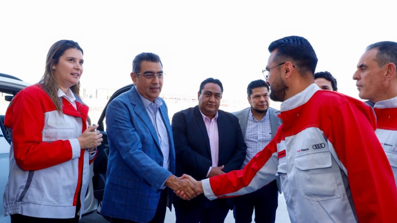 PUEBLA. El gobernador Sergio Salomón se reunió con directivos de la armadora y trabajadores, tras el fin de la huelga.