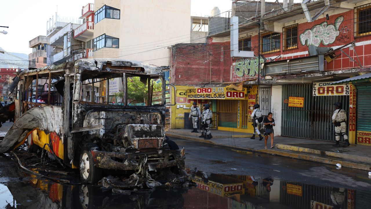 DISCREPAN. Vecinos aseguraron que hombres armados incendiaron el autobús, pero la Fiscalía dijo que fue un corto circuito.