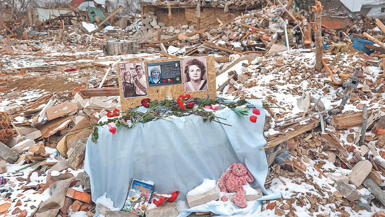 MUERTE. Los retratos de personas fallecidas fueron expuestos ayer durante una ceremonia fúnebre en el lugar donde se encontraba su casa, destruida por un ataque ruso con misiles en la región de Donetsk.