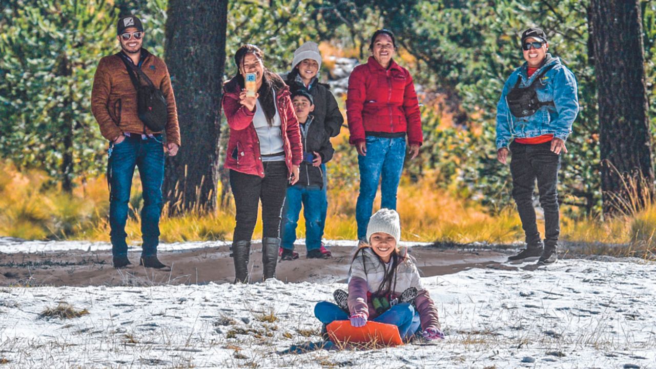 Atractivo. El fin de semana hubo una nevada que atrajo a cientos de visitantes, pero el Xinatécatl fue cerrado para evitar accidentes. Además, la Cenapaf