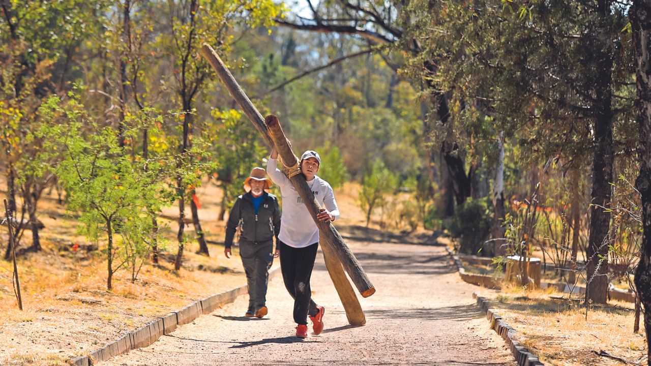 Preparación. El joven inicia su entrenamiento arrastrando una cruz de 90 kilos por alrededor de un kilómetro sobre un sendero de tierra y piedras y su cuerpo se acostumbre para la cita del próximo 29 de marzo.