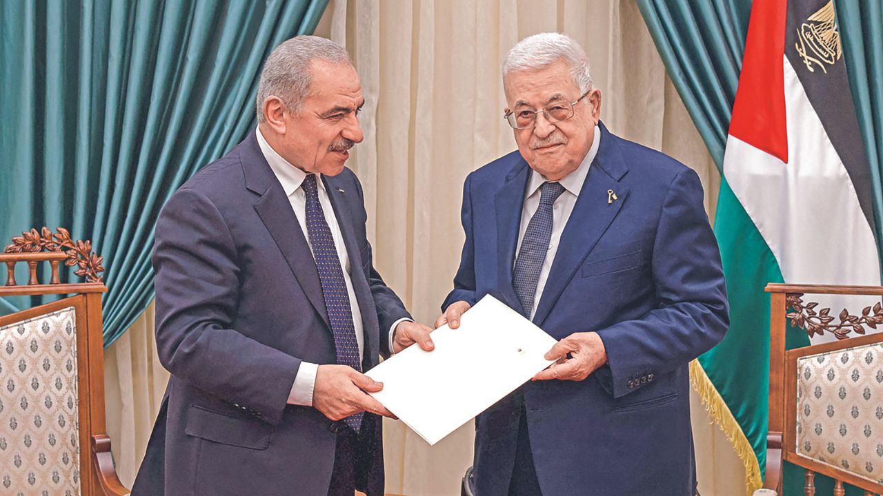 OFICIAL. El primer ministro palestino, Mohammad Shtayyeh, presentó ayer la dimisión de su gobierno al presidente Mahmud Abbas, en Ramala. CRÉDITO: AFP/HO /PPO 