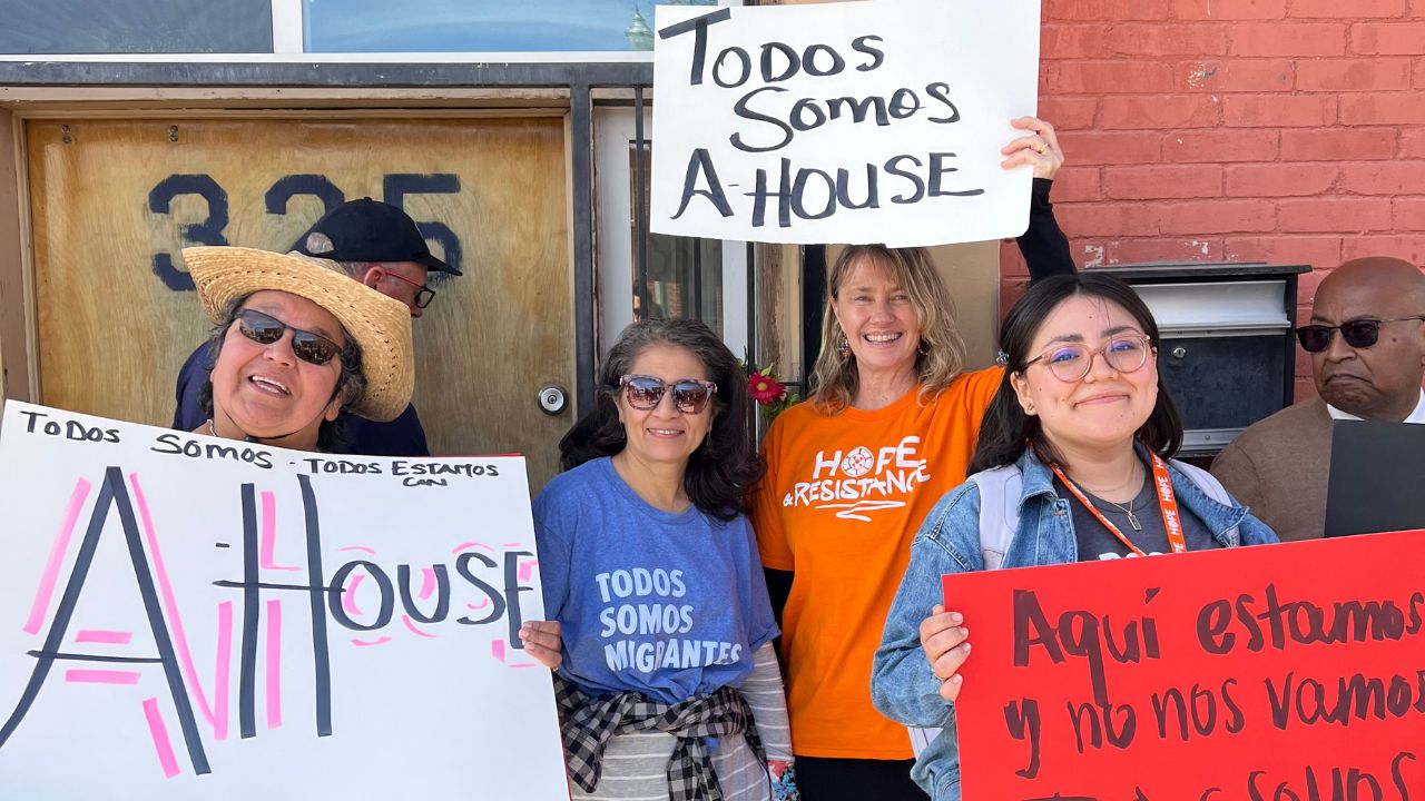 PROTESTA. El Instituto Hope Border se unió a líderes locales para solidarizarse con Annunciation House para manifestarse en contra de los ataques por parte del gobierno de Texas, quienes quieren cerrar la organización que da hospitalidad a refugiados.