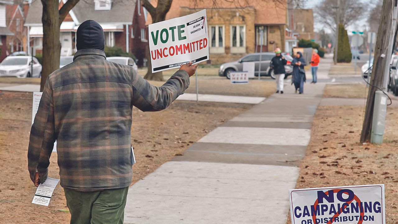 RECHAZO. Los activistas de Michigan pidieron ayer votar "sin compromiso" en señal de protesta para exigir al presidente Joe Biden que retire su apoyo a Israel y pida un alto el fuego inmediato en Gaza.