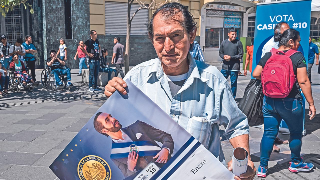 JÚBILO. Un simpatizante de Nuevas Ideas, partido político del Presidente y candidato a la reelección Nayib Bukele, posó ayer para una foto tras recibir un calendario en una plaza del Centro Histórico de la capital, San Salvador.