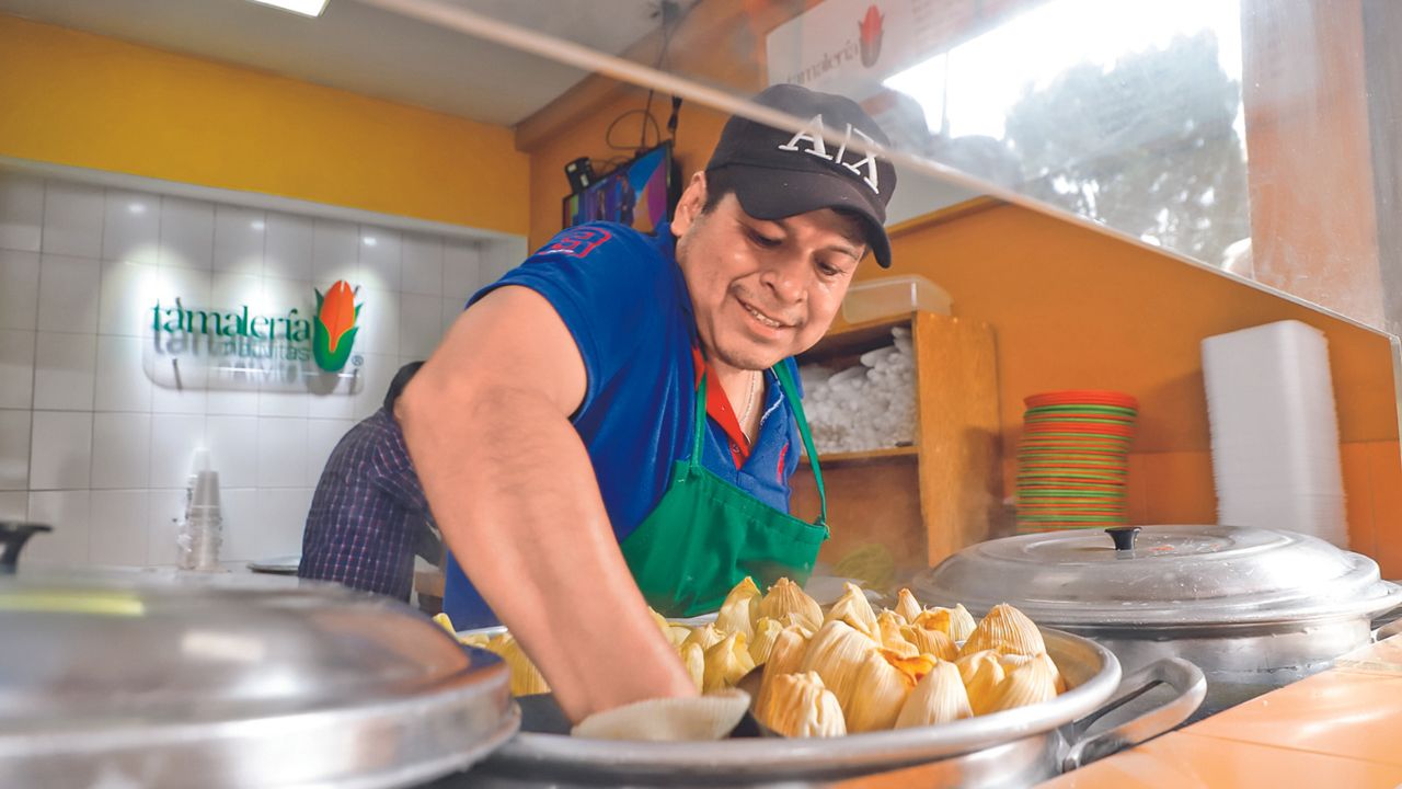 Fabricación. Los empleados del negocio informaron que su producción diario es de cinco mil y el Día de la Candelaria elaboran siete mil.