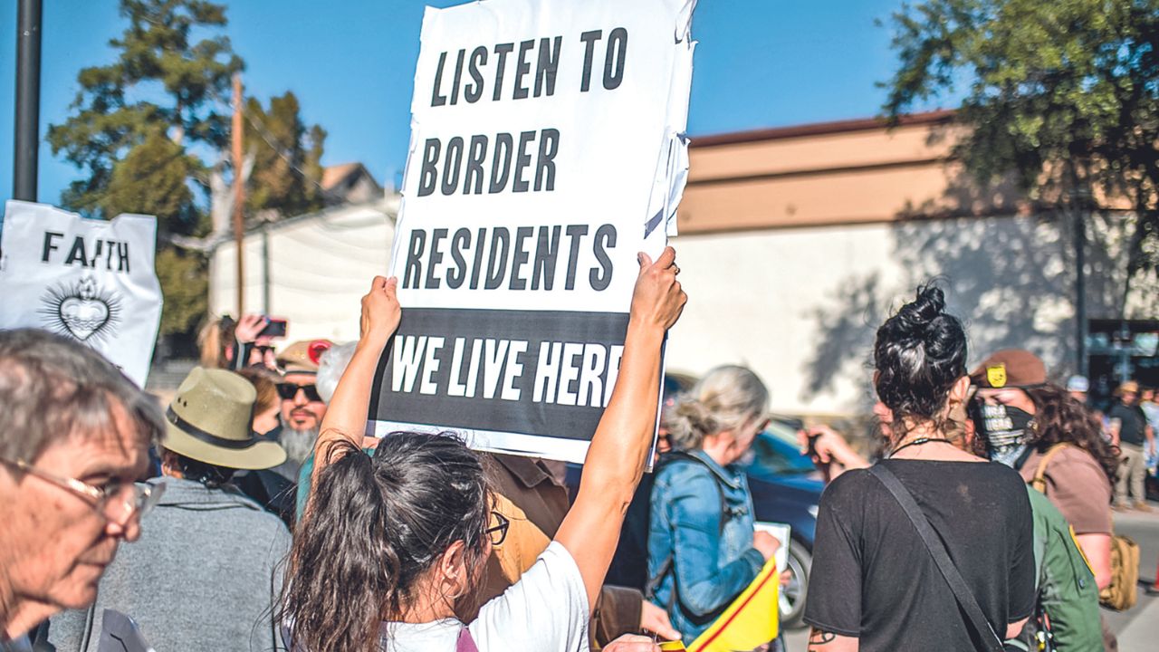 PROTESTA. Manifestantes proinmigrantes sostuvieron ayer carteles cerca del parque Shelby en Eagle Pass, Texas.