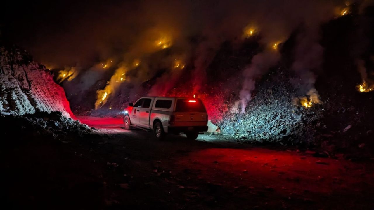 Balazo: En Querétaro clausuran uno Reportan nuevo incendio de basurero en Tlaxcala quadratin Pie. Panotla. Autoridades estatales y municipales combatieron las llamas del relleno sanitario, el humo impactó zonas aledañas, por lo que se pidió a la población tomar precauciones. Los incendios de los rellenos sanitarios en Panotla, Tlaxcala, y La Corregidora, Querétaro, fueron sofocados y se reportó, saldo blanco. Sin embargo, generaron altos índices de contaminación y alertaron a las autoridades a prevenir estos incidentes. Por ello, en Hidalgo, se encendieron los focos rojos, porque el basurero de Ixmiquilpan está al borde de su saturación y piden tomar medidas para su control y evitar que sea consumidos por las llamas. El nuevo incendio en el relleno sanitario de Panotla, Tlaxcala, generó alerta entre la población por los incidentes reportados este año en la misma zona, lo que movilizó a elementos de Protección Civil y de Seguridad Pública. Tras varias horas, los equipos de emergencia controlaron las llamas, pero hay zonas que están propensas a reavivarse, por lo que se mantuvo un operativo de vigilancia. Además, los gases acumulados, los fuertes vientos y el incremento de la temperatura han sido elementos en contra del personal que trabaja en las inmediaciones y que representan un riesgo para la salud, por lo que les pidieron tomar precauciones. Se espera que en las próximas horas el incendio en el relleno se controle de manera definitiva, a fin de mantener la seguridad de la población. CLAUSURARÁN RELLENO EN LA CORREGIDORA Carlos Alcaraz, secretario de Gobierno de Querétaro, indicó que el relleno sanitario que se incendió en Corregidora será clausurado, “porque no tienen los permisos ni las condiciones necesarias”. Una vez que se garantice que quedó totalmente sofocado, la Secretaría de Desarrollo Sustentable cerrará este espacio. URGEN PREVENCIÓN EN HIDALGO El Gobierno de Hidalgo informó que la Comisión Nacional Forestal ubicó al estado el semáforo amarillo por los incendios forestales que han impactado a este territorio. Además, está el riesgo de fuego en rellenos sanitarios, como el del municipio de Ixmiquilpan, el cual está cerca de su máxima capacidad. Sin embargo, no existe una fecha para abrir la nueva celda, informó la titular de la Secretaría de Medio Ambiente y Recursos Naturales de Hidalgo (Semarnath) Mónica Mixtega Trejo. Por ello sin informó que la entidad se ubica en el semáforo amarillo, por lo que se deben tomar medidas preventivas, y que la mayoría son provocados por acciones humanas, alertó el gobierno estatal. Un ejemplo, dijo, son las quemas controladas que en esta época del año hacen agricultores, las cuales se les salen de control; también, las fogatas, objetos como botellas que tiran pueden originar un incendio en bosques. NÜMEROS Impacto en 2024 Tres incendios forestales en lo que va de 2024 en Hidalgo 194.09 hectáreas boscosas afectadas en Michoacán por el fuego