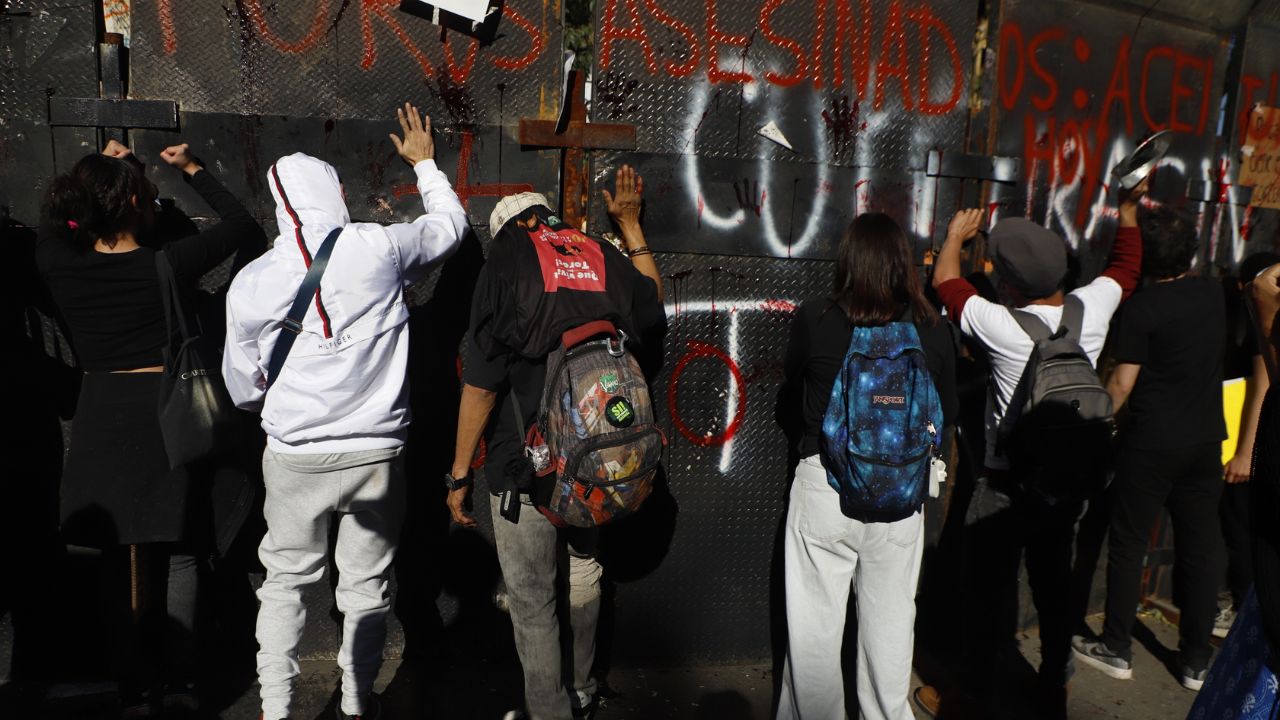 Las vallas colocadas en las inmediaciones de la Plaza México no impidieron que antitaurinos y animalistas se pronunciaran en contra del espectáculo con ayuda de pintura, carteles y consignas..