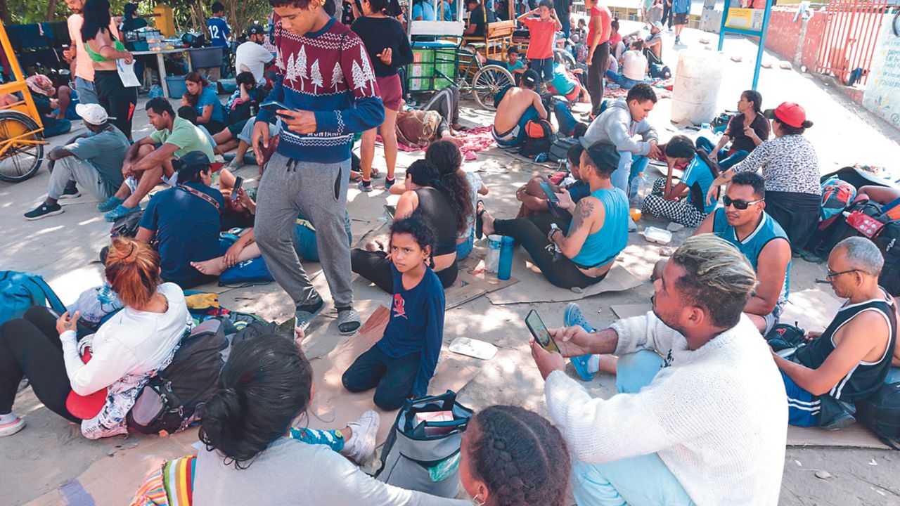 PIE DE FOTO:  VARADOS. Migrantes de diferentes nacionalidades se encuentran a la espera de las tarjetas que les brindan acceso a cualquier trámite.