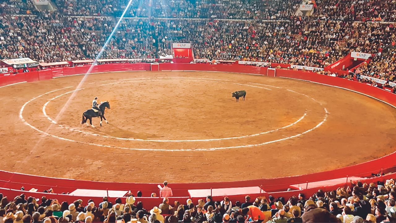 El rejoneador español Pablo Hermoso se despidió de la Plaza México como el gran vencedor tras hacerse con dos orejas en el último toro al que enfrentó en dicho recinto