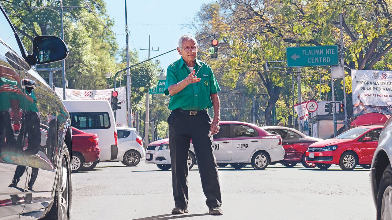 Sustento.Desde hace una década, Paco Mariscal trabaja en el crucero de Taxqueña y Canal de Miramontes donde recibe monedas por realizar destrezas. Tradición